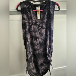 Sleeves dress with adjustable string to make shorter. Still has tags!!